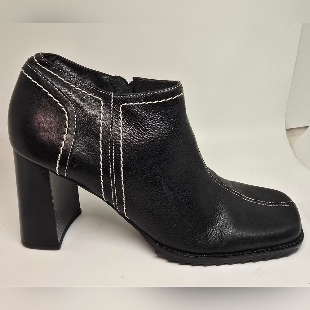 Liz Claiborne Leather Black Ankle Booties with White Stitching 8.5 - Picture 3 of 8